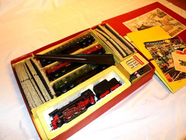 ドイツ鉄道＊メルクリン HOゲージ 車両+客車3台+レールなど 00z9