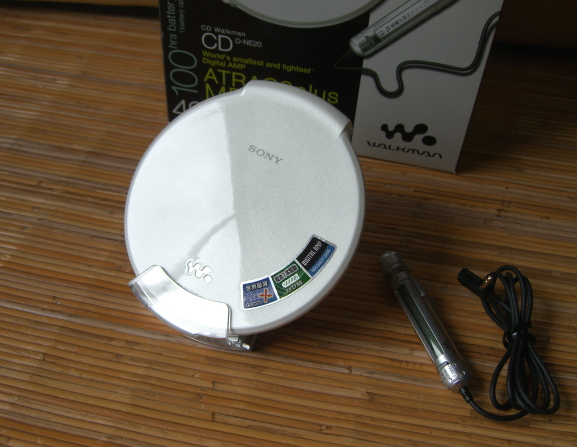 送料込★美品 ソニー CDウォークマン MP3対応 D-NE20★保証付