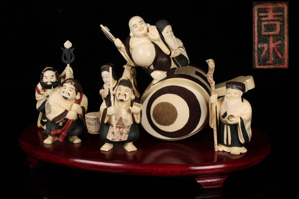 【彩葉】吉水銘 本象牙 密彫刻 七福神 小槌 置物 3369g 台付 if