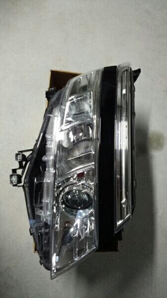 現行ヴォクシー　純正ヘッドライト　右　LED　