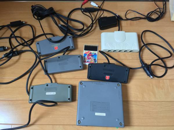 ◆PCエンジン本体＋コントローラー４個＋マルチタップなど