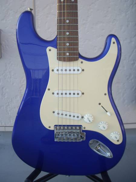 Squier by Fender ストラトキャスター メタリックブルー