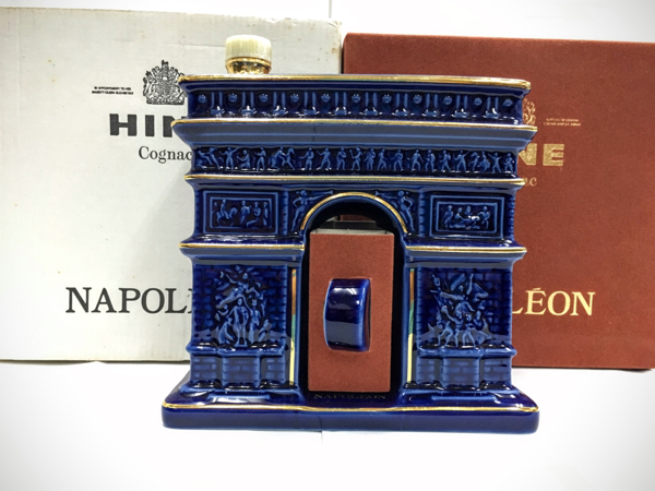HINE COGNAC NAPOLEON 凱旋門 陶器ボトル 未開栓 箱付 HINE [未開栓] ハイン ナポレオン凱旋門 青陶器 コニャック 箱付 HINE