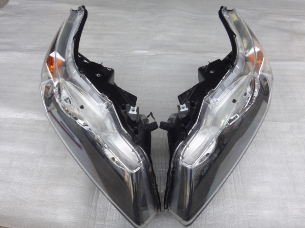 ホンダ ストリーム RN6/RN系 HIDヘッドライト 左右セット 純正（JDM 美品 ホンダ ストリーム RN6 RN7 RN8純正 HID ヘッドライト 左右