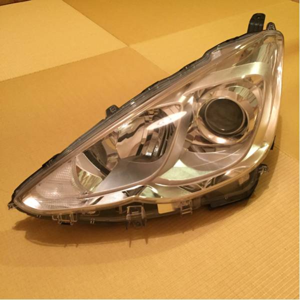 アクア 純正ヘッドライトAssy左 後期 ハロゲン 美品