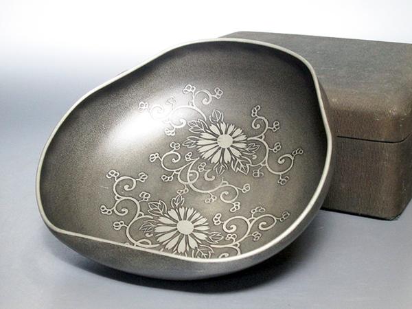 継心造 本錫菊花文菓子器