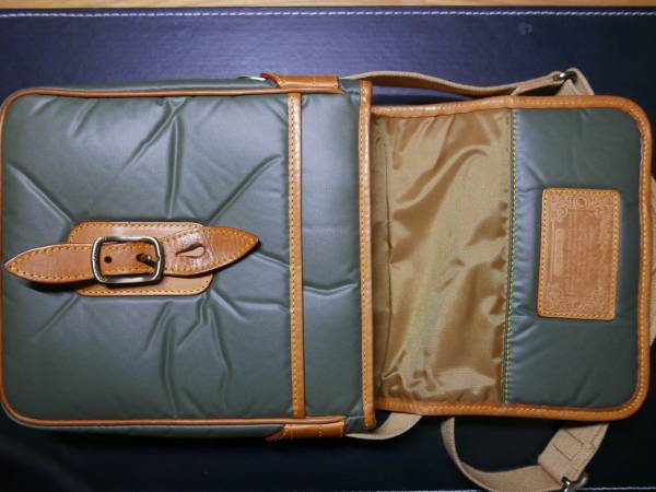バチュークロスカーキーショルダーバッグUSED