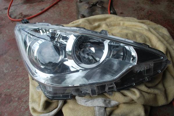 アクア　ＮＨＰ１０　右ヘッドライト　中古