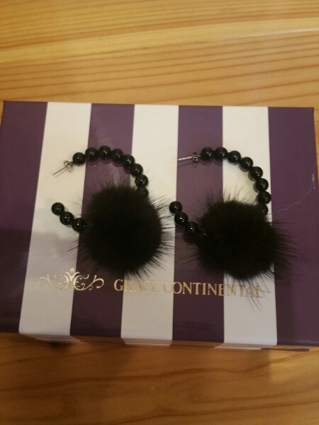 グレースコンチネンタル♪素敵なファーパールピアス　ブラック