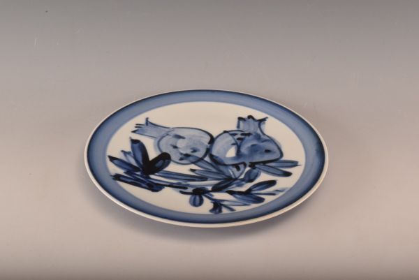 T008774　近藤悠三　柘榴染付皿　人間国宝