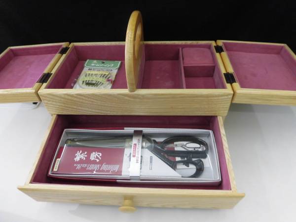 未使用☆裁縫道具BOX 裁断バサミ付き☆ih