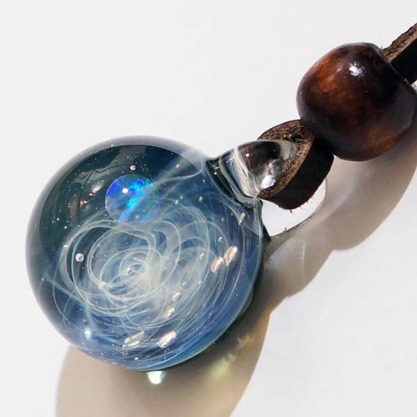 ★ ガラスの宇宙ペンダント クリスタルオパール 革紐付 ★c135u