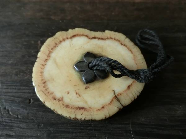 【近】時代根付⑤花形純銀飾付角製根付