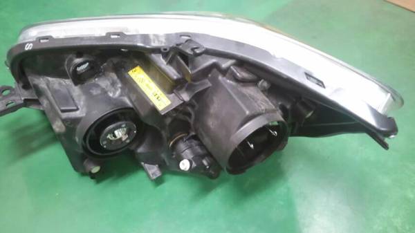 中古 NZE151N/ルミオン純正 ヘッドライト HID用 RH/右側 傷有 NZE151N