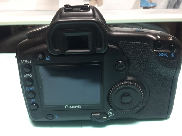 Canon EOS 5D ボディと名機24－105 F4レンズ 付属品 前にカメラ