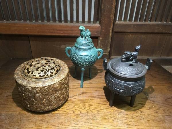 佐野宏采 万菊 萬菊 香炉 骨董 香道具 沈香 香合 金属工芸 在銘 香炉 3点 佐野宏采 菊華 彫金紋様 三脚 置き香炉 真鍮 銅 名工