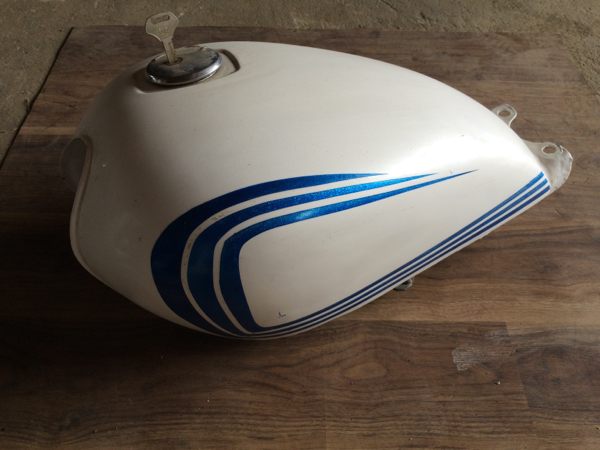 赤字超特価，品質保証 リペイント GSX250T GSX250L GJ51B 燃料 タンク フューエル 錆少(スズキ用)｜売買されたオークション情報、yahooの商品情報をアーカイブ公開 - オークファン スズキ用