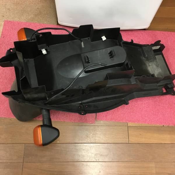 美品GSX1300R隼-07純正リアインナーフェンダー/ウィンカーGW71A