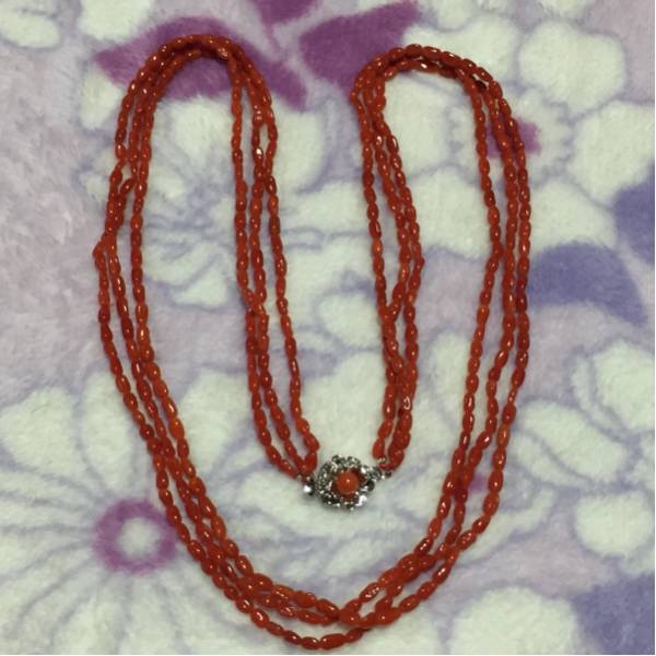 ☆赤珊瑚☆3連 ネックレス☆未使用品☆留金はシルバーです☆ 型番