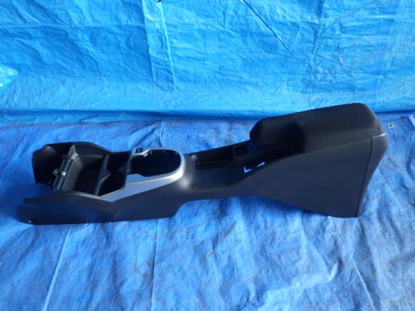 フィット[GP5]センターコンソールボックスひじ掛け