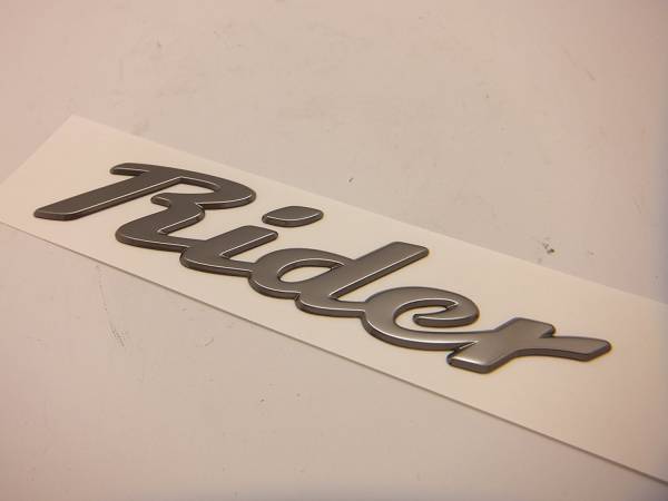 日産 セレナ(C27)オーテック ライダーエンブレム 30周年記念仕様