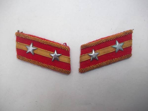 ★　　　日本陸軍　九八式 陸軍中尉//襟章一組 (実物)