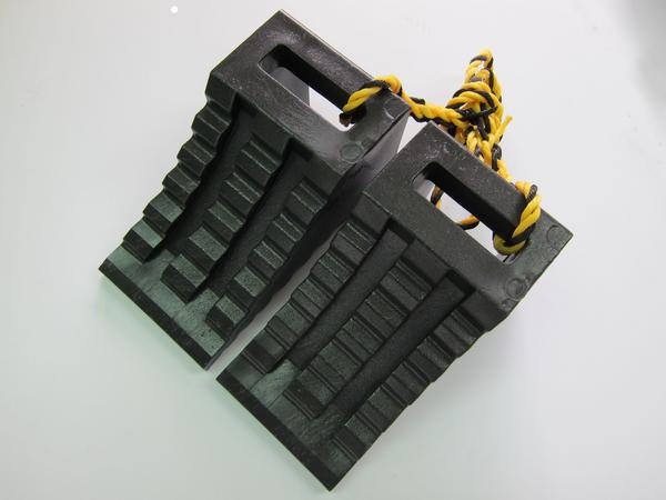 トラック用品　ハイプラ車輪止め2個組　黒（ロープ付）