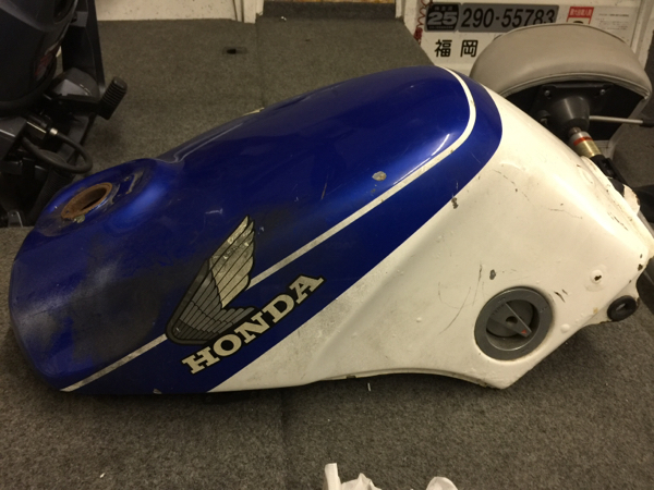 美品 CBR400F タンク 外装 当時物 ガソリンタンク 凹み無し サビ無し CBR400Fタンク 美品 CBR400F タンク 外装 当時物 ガソリンタンク 凹み