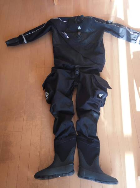 美品 ドライスーツ D9x、バック付き