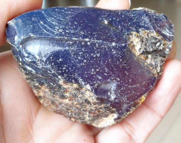 スマトラ島産ブルーアンバー 琥珀 原石 青紫　181.40ct