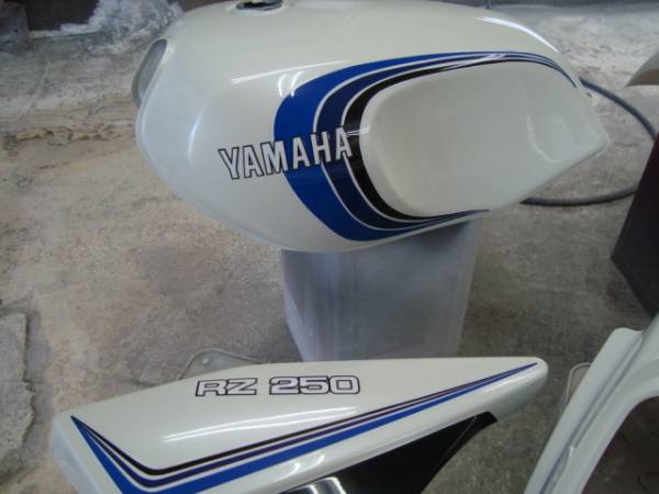 激レア　ＲＺ250　白外装用レインボーデカール　新品未使用品