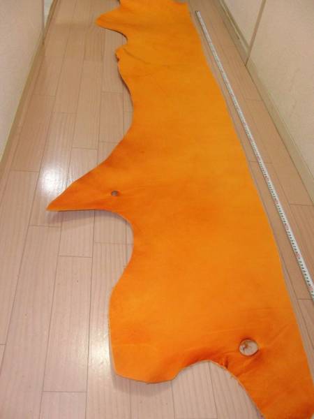 ◆n851 人気 オレンジ 牛革 ハギレ 橙色 1.5mm 210cm 0.9kg 検 ヌメ革 皮革 少量入荷!