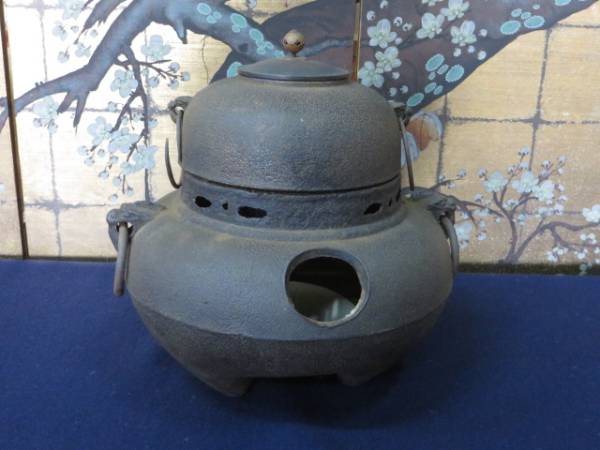 ☆茶道具 鉄製 茶釜 風炉釜 鬼面花摘蓋 釜鐶 底瓦付き☆ S02-