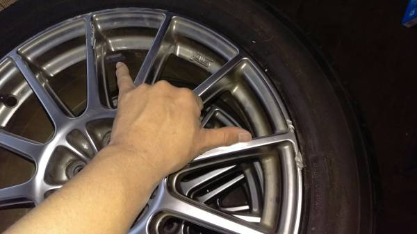 スバル 中古　アルミホイール　タイヤ四本セット。一本訳あり　フォレスター装着品 フォレスター 中古（サマータイヤ・ホイールセット