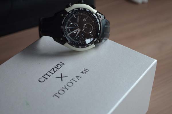 中古　シチズン CITIZEN エコドライブ 腕時計 クロノグラフ トヨタ86 コラボレーション　白