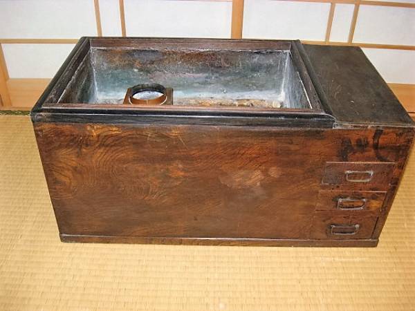 時代物、木製の家具調火鉢、専用の銅製高級五徳付き