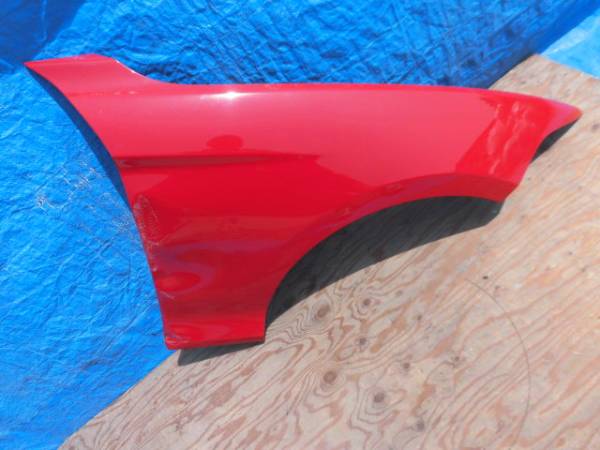 ＢＭＷ　Ｆ２０　右　フロントフェンダー　赤　Ｋ７９１ＡＰ