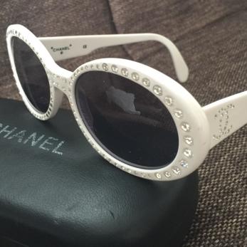 【激安大特価，大人気】 シャネルサングラス 正規品 キラキラホワイト 超レアもの(サングラス)｜売買されたオークション情報、yahooの商品情報をアーカイブ公開 - オークファン 服飾小物
