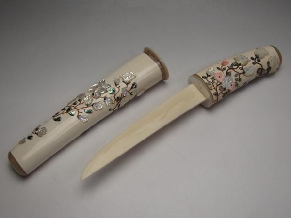 【集】072206超美品 本象牙ナイフ 螺細珊瑚芝山象嵌 花鳥文細工 二重箱_4