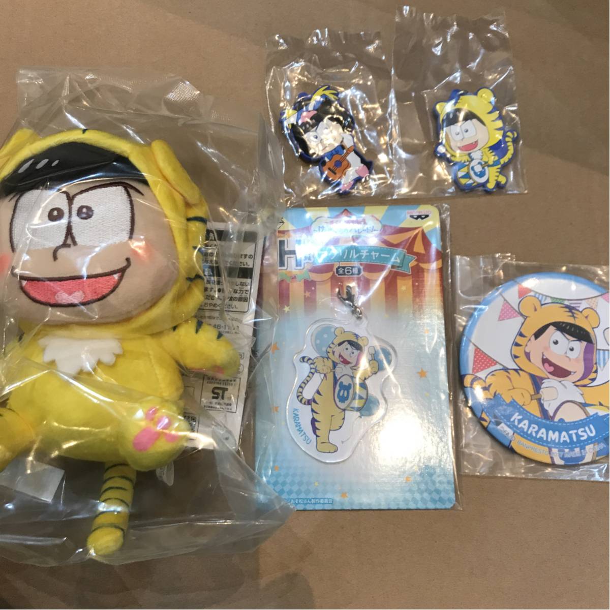 【定形外送料込】おそ松さん けも松パレード 一番くじ カラ松 ぬいぐるみ ラバスト 缶バッジ アクリルキーホルダー