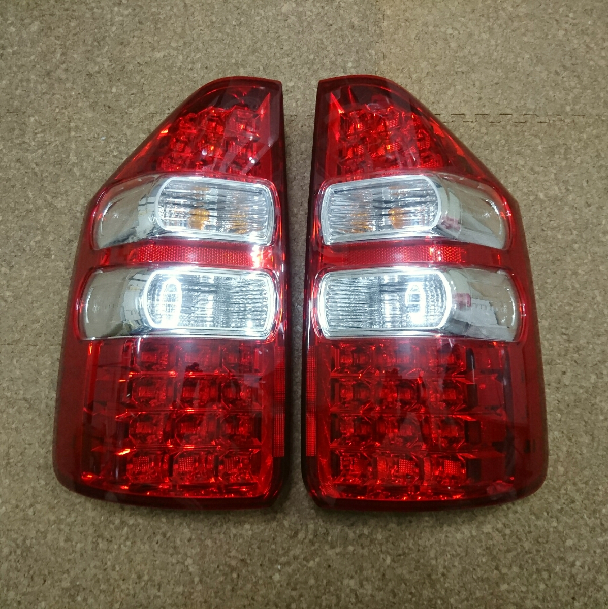 ZRR70 ノア テールレンズ - TOYOTA ノア ZRR70 LED全灯 純正テール