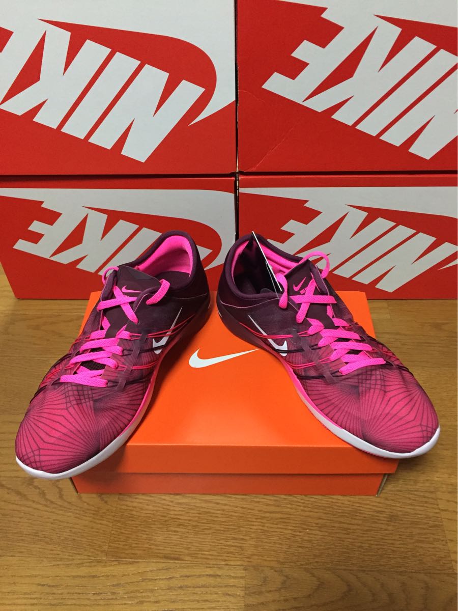 人気ナイキ NIKE ウィメンズ フリーTR6プリントレディーストレーニングランニングシューズ24.5新品タグ付き