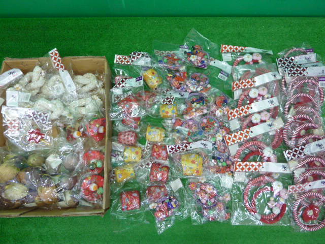 HK812)正月吊飾りａｓｃａちりめん椿、梅リース、ちりめんリボンまとめ売り