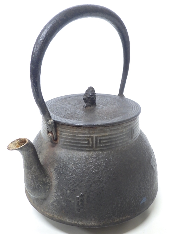 南部盛岡 三巌堂 在銘 鉄瓶 鉄壷 骨董 茶道具 千鳥 波 模様 ⑤/