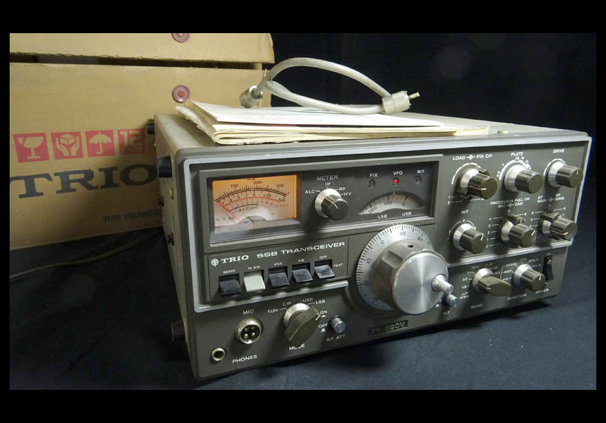 緑屋*南■u TRIO トリオ SSB トランシーバー 無線機 TS-520V 通電確認済 箱・取説付 ジャンク品扱い 幅約33.5cm 高約17cm 1224 03#160