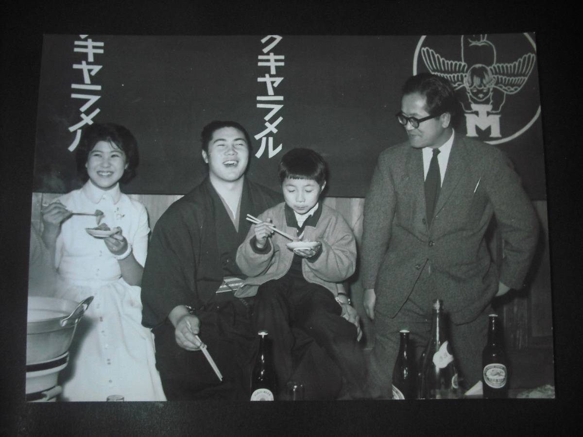  横綱大鵬/十朱幸代 次郎物語 スナップ写真 大相撲(写真)｜売買されたオークション情報、yahooの商品情報をアーカイブ公開 - オークファン 写真