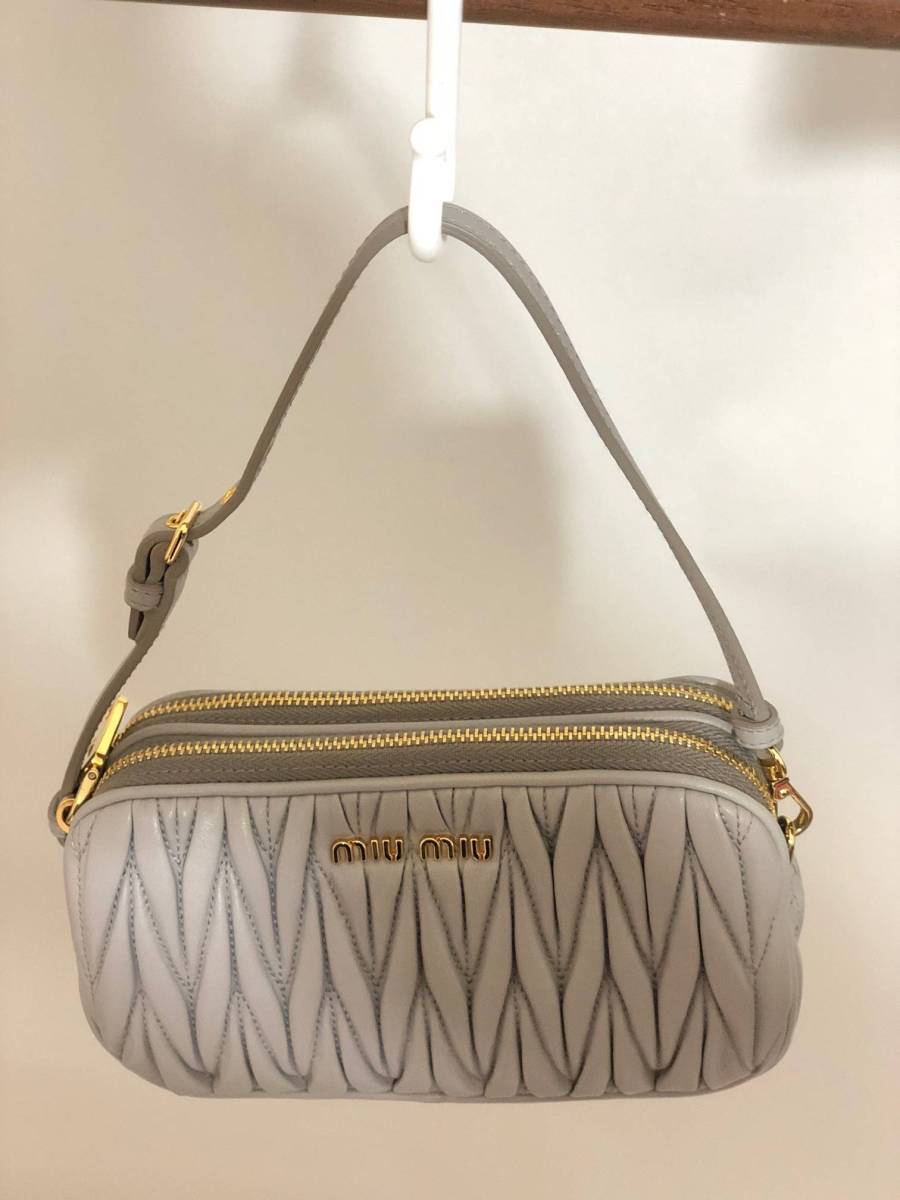 ミュウミュウ マテラッセ miumiu MIUMIU グレーの通販 MIU Miu 