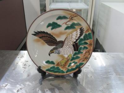 【未使用展示品】九谷焼「松に鷹」皿立て付き　縁起の良い大皿　　美品