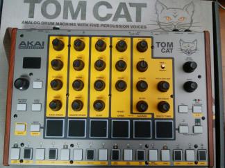 最安値，格安 AKAI Tom Cat アナログリズムマシン ドラムマシン パーカッション アナログシンセ TOMCAT トムキャット(リズムマシン)｜売買されたオークション情報、yahooの商品情報をアーカイブ公開 - オークフ リズムマシン