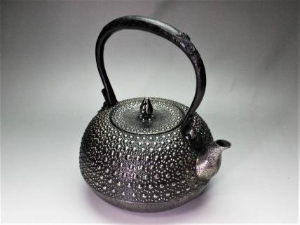 鉄瓶 茶道具 提手銀象嵌斑紫銅蓋山水図鉄瓶（共箱） 明治期⁄龍文堂造
